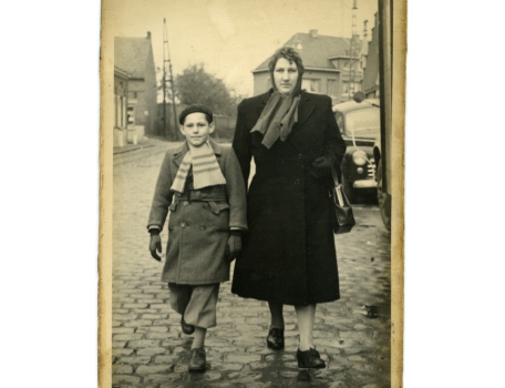 Robert Coppens en zijn moeder gaan naar Houtem Jaarmarkt, Sint-Lievens-Houtem, 1953