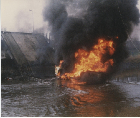 Uitbrandende tankwagen bij de ingestorte Scheldebrug, Melle, 1992