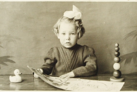 Gemeenteraadslid Rita Moeraert in de eerste kleuterklas, Gentbrugge, 1951