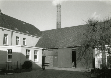 Binnenkoer met zicht op het woonhuis en de stokerij Van Damme, Balegem, ca. 1980