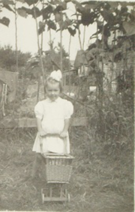 Gemeenteraadslid Rita Moeraert speelt in de tuin, Gentbrugge, 1952