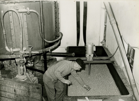 André Van Hecke, peiling van de beslagkuip, stokerij Van Damme, Balegem, 1983