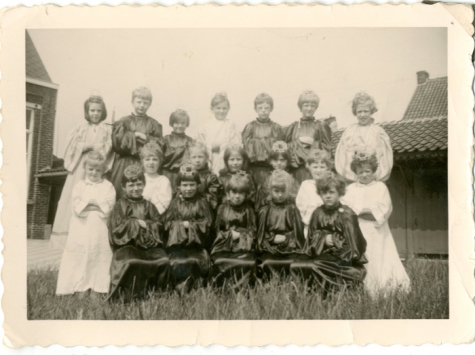 Groepsfoto leerlingen 1e tot 4e leerjaar, Ankerschool, Oosterzele