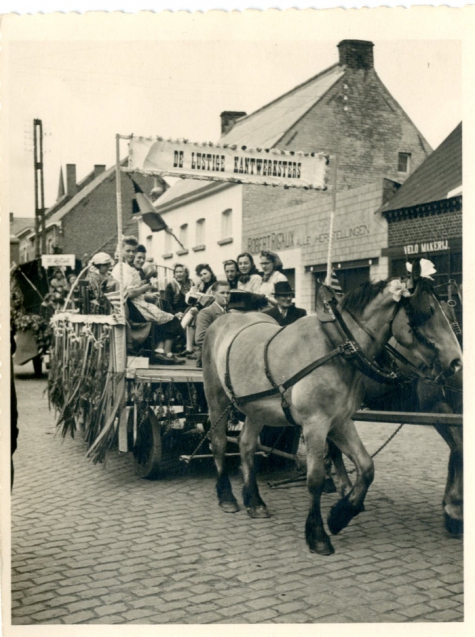 Wagen in de bevrijdingsstoet na het einde WO II, Oosterzele, 1946