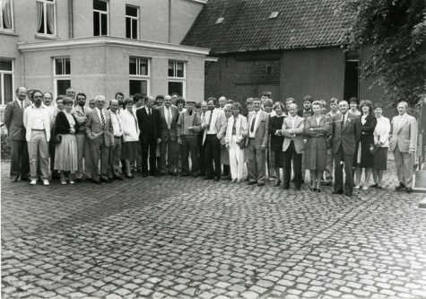 André Van Hecke en gemeentepersoneel van Oosterzele en Gavere, binnenkoer van stokerij Van Damme, 1985