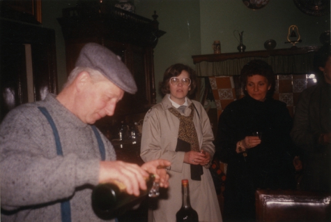 André Van Hecke bij een groepsbezoek, stokerij Van Damme, Balegem, 1984