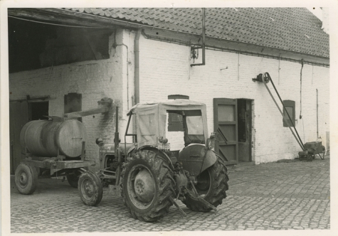 Tractor en stallen, stokerij Van Damme, Balegem, 1981
