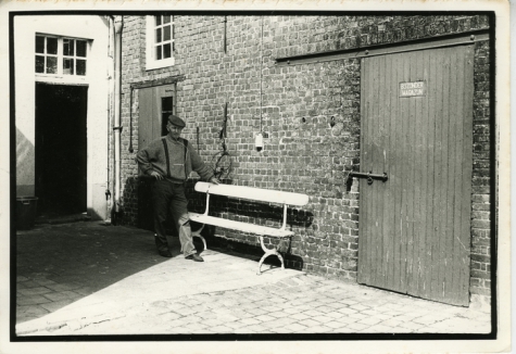 André Van Hecke op binnenkoer stokerij Van Damme, Balegem, ca. 1978