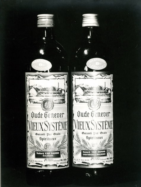 Twee flessen oude jenever Van Damme, stokerij Van Damme, Balegem, 1978