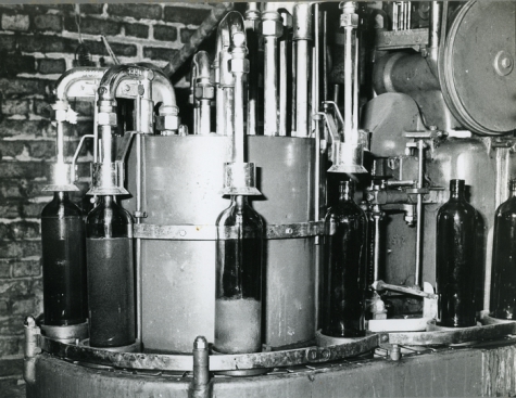 Flessenvulmachine, stokerij Van Damme, Balegem, 1978 