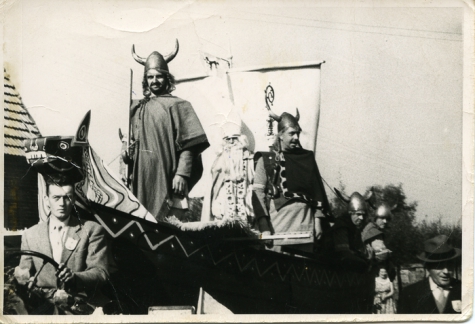 Vikingen tijdens feestelijke inhuldiging deken Rijckaert, Oosterzele, 1959