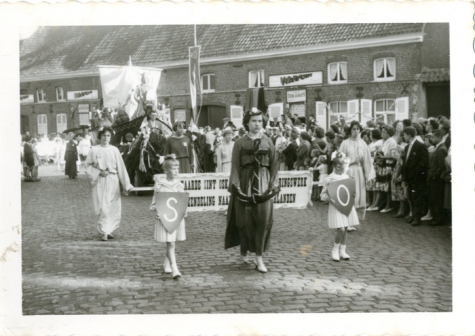 Inhuldiging deken Rijckaert, begin van de stoet, Oosterzele, 1959