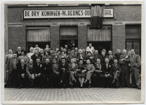 Groepsfoto duivenmaatschappij &#039;De Vlaamsche Leeuw&#039;, Merelbeke