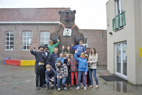 Klasfoto met berenreus Maarten op Sint-Jozefsschool, Sint-Lievens-Houtem, 2013
