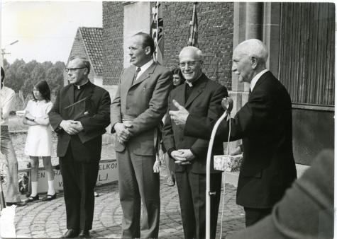 Inhuldiging pastoor Neels op Munteplein, Munte, 1971