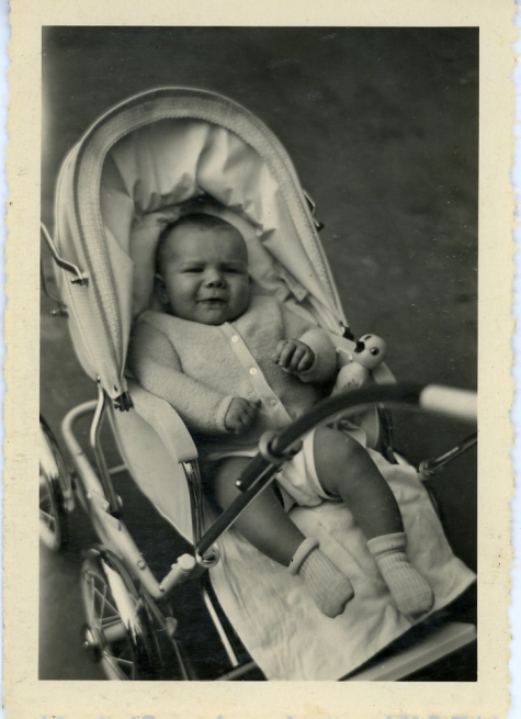 Gemeenteraadslid Pascal Fermon in de kinderwagen, Oosterzele, 1959