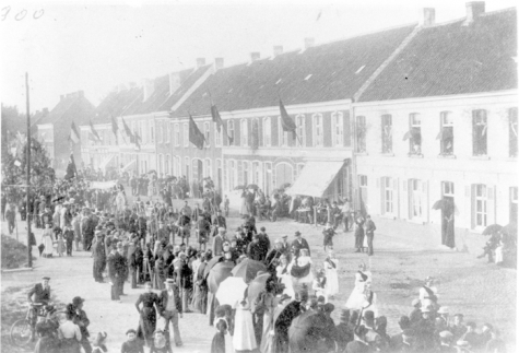 Stoet naar aanleiding van de viering van het gouden priesterjubileum van Emiel Van Hyfte, pastoor te Melle van 1921 tot 1938