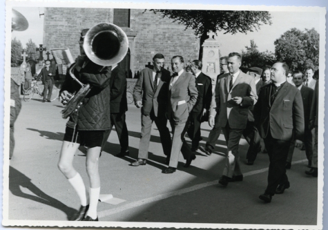 Handelsbeurs optocht naar de tent, 1967.