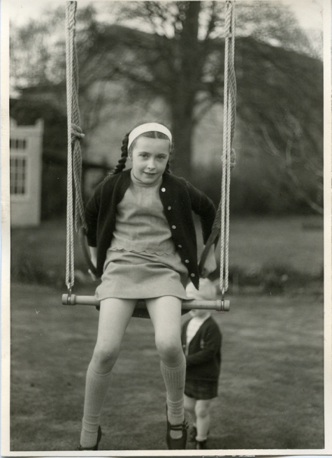 Gemeenteraadslid Marijke Pruyt op de schommel, Merelbeke, 1970