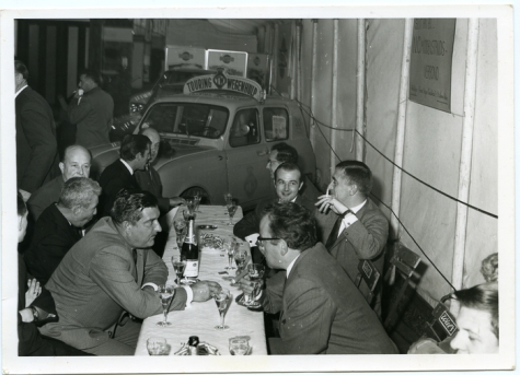 Handelsbeurs. Bestuur aan de feesttafel, 1969.