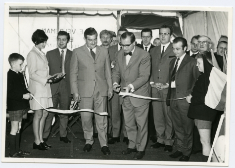 Handelsbeurs. Burgemeester Otte en N.C.M.V. Voorzitter Michel Lefevre knippen het lint door, 1969.