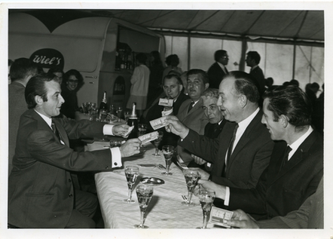 Handelsbeurs. Wilfried Watte deelt bonnetjes uit, 1969.