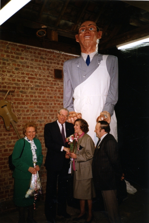 Inhuldiging van reus Mondje Wollaert door burgemeester Jean Pede, Merelbeke, 1989