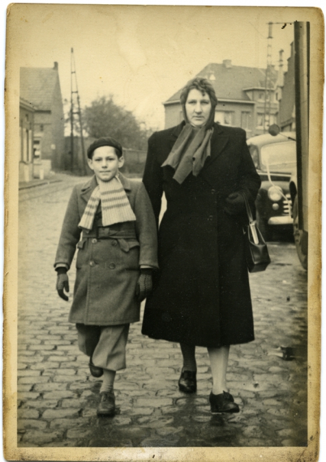 Robert Coppens en zijn moeder gaan naar Houtem Jaarmarkt, Sint-Lievens-Houtem, 1953