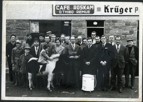 Groepsfoto ter gelegenheid van de tombola op de vierde dag van de Kermis in de wijk Roskam, Merelbeke, 1970-1975