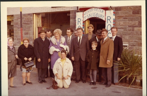 Groepsfoto naar aanleiding van het bezoek van mevrouw Remue ook gekend als &#039;Miss Amerika&#039; aan café De Roskam, Merelbeke, 1970-1975