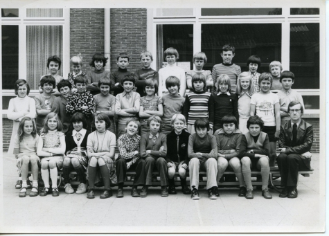 Klasfoto van het 4de leerjaar bij meester Delaruelle in het Paus Johannescollege, Merelbeke, 1974-1975