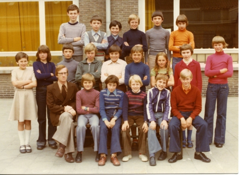 Klasfoto van het 6de leerjaar bij meester Delaruelle in het Paus Johannescollege, Merelbeke, 1976-1977