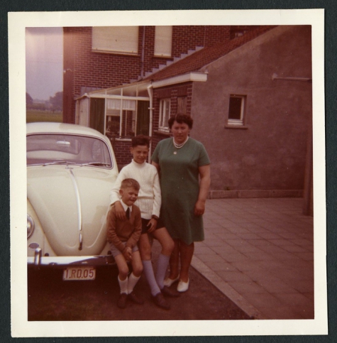 Familie Moerman-Westelinck aan de Volkswagen, Merelbeke, 1969