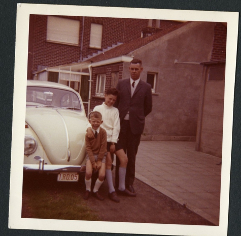 V.l.n.r. Martin Moerman, Marc Moerman en Valère Moerman aan de Volkswagen Kever van de familie Moerman-Westelinck, Merelbeke, 1969.