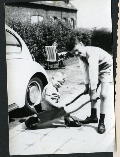 Dirk Westelinck (in strandstoel), Martin Moerman (in kruiwagen) en Marc Moerman, Merelbeke, 1966