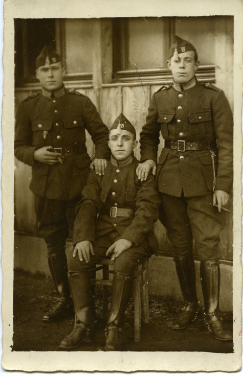 Oscar Van Damme (links) en twee vrienden tijdens het vervullen van hun dienstplicht, 1940-1945