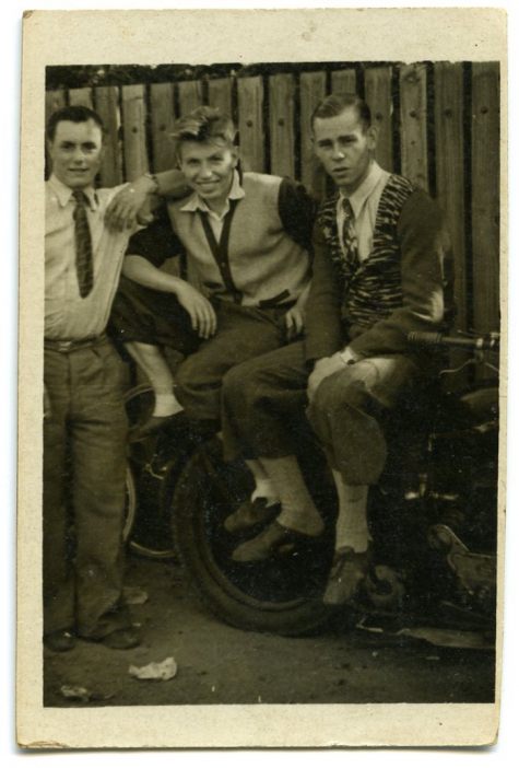 Dhr. Volckaert, Maurice De Ridder en Valère Moerman met enkele fietsen en een bromfiets, Merelbeke, 1946-1948