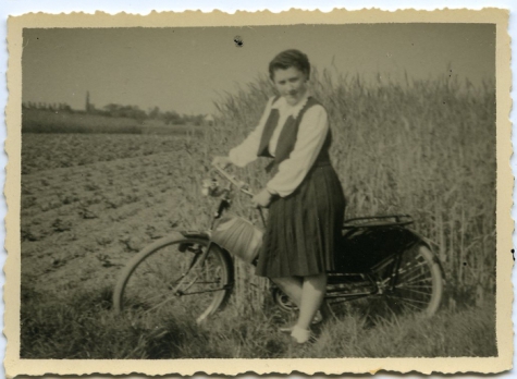 Maria Westlinck met haar fiets, Merelbeke, 1946