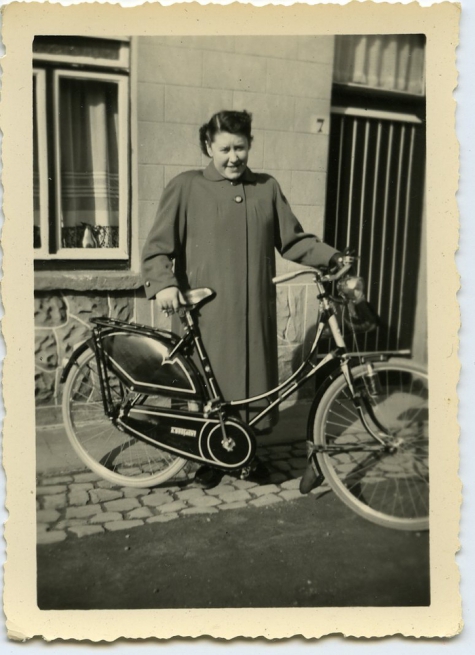 Maria Westelinck met haar tweede fiets, Merelbeke, 1950-1955