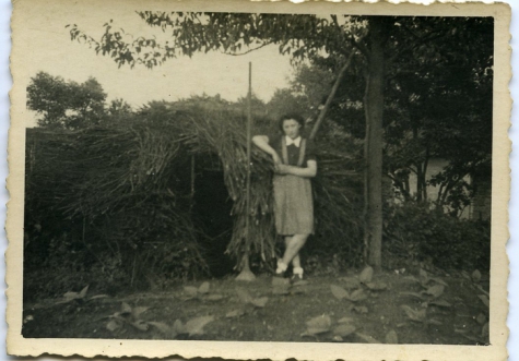 Maria Westelinck aan de bommenschuilplaats van de familie, Merelbeke, 1942