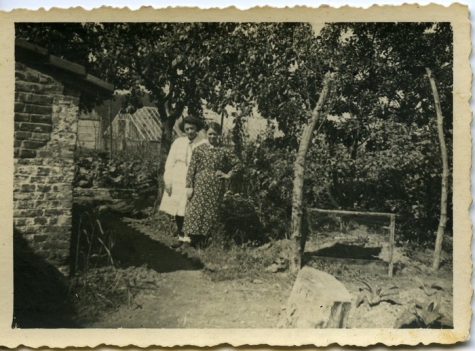 Emma Van Damme (rechts) en Maria Westelinck (links), Merelbeke, 1942