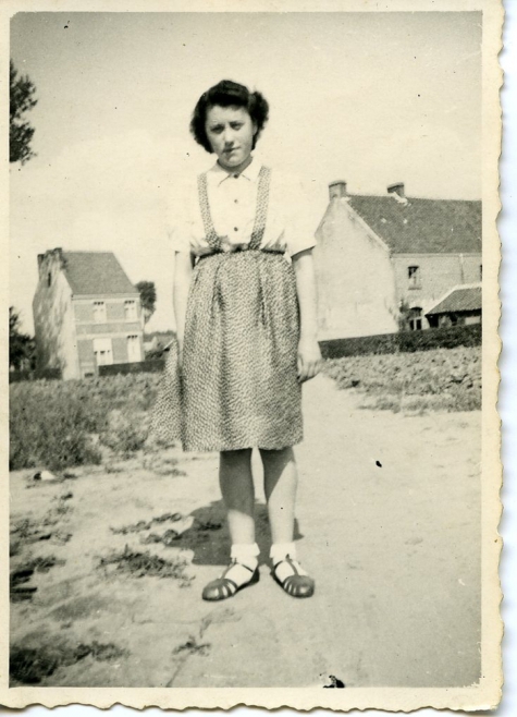 Maria Westelinck in een wegel aan de Roskamstraat, 1942