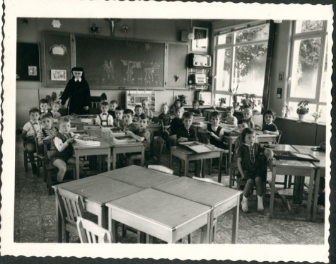 Klasfoto van de kleuterklas in de gemeenteschool, Merelbeke, 1964