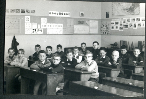 Klasfoto van het vierde leerjaar in het Paus Johannescollege, Merelbeke, 1969