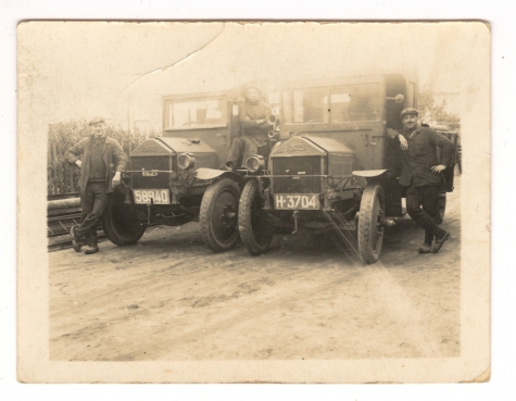 René Heyndrickx aan enkele wagens, Gontrode, jaren 1930