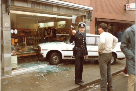 Politie bij auto-ongeval bij bakkerij De Paepe, Merelbeke, 1982