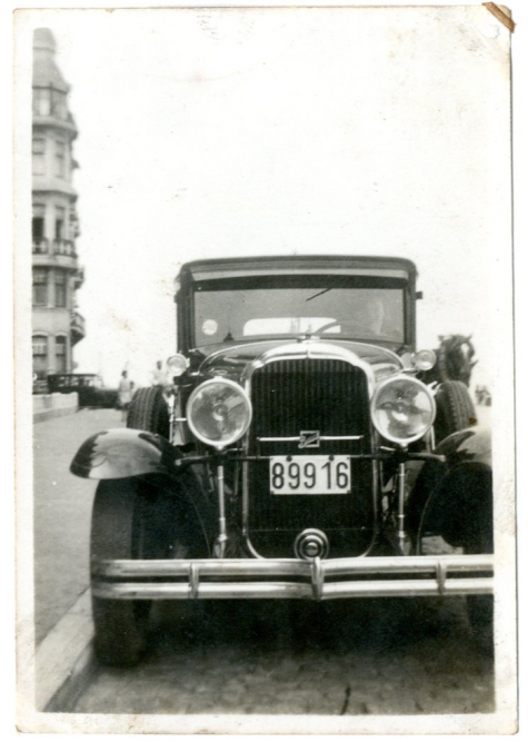 Adrienne Spillier in de wagen van de familie Verbrugghen, Knokke, 1927-1928