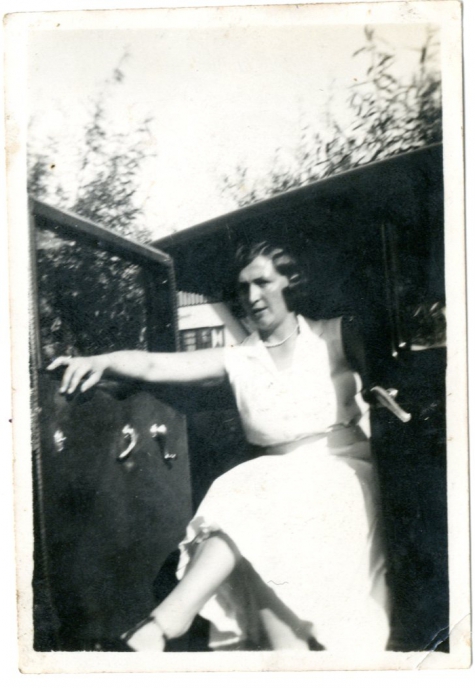 Adrienne Spillier in de wagen van de familie Verbrugghen, Knokke, 1927-1928