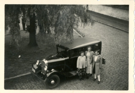 Mariette Jacobs, Jenny en Monique Vander Heyden aan de wagen van Silvain Jacobs, Merelbeke, 1950