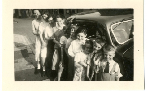 Familie Vander Heyden aan de Citroën van Arthur De Meyer, Gentbrugge, 1950